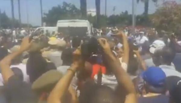 بالفيديو : الاعتداء على "حسبان" بعد تشييع جنازة الراحل "الظلمي" و الأمن يتدخل لانقاذه