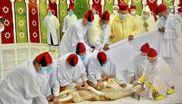 الملك محمد السادس يؤدي صلاة عيد الأضحى بدون خطبة وينحر أضحية العيد
