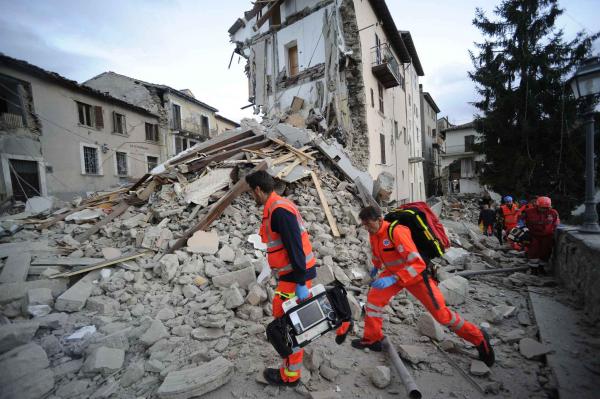 ارتفاع حصيلة قتلى زلزال إيطاليا إلى 73 قتيلا على الأقل