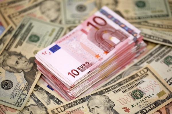 الأورو دون 0,99 دولار للمرة الأولى منذ عشرين عاما
