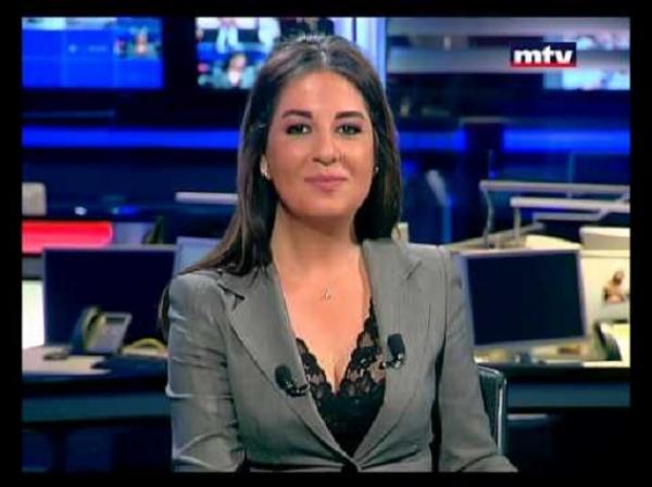 بالفيديو: مذيعة لبنانية تغرق بنوبة ضحك بسبب "عطسة"