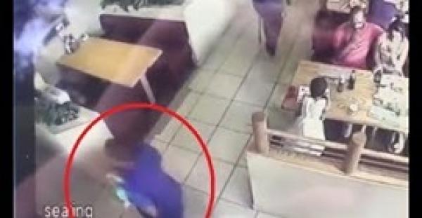 بالفيديو....رجل يخطف طفلا في 10 ثوان فقط