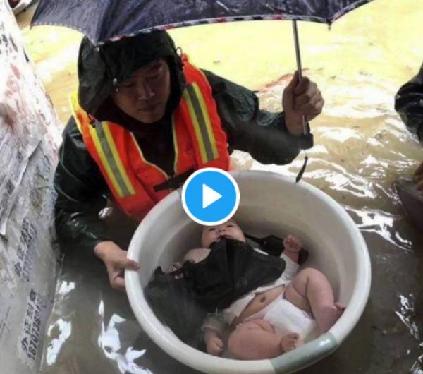 لحظة إنقاذ رضيع حاصرته مياه الفيضانات في الصين (فيديو)