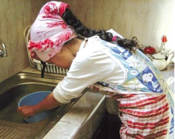 الضغط يجبر حكومة بنكيران على مراجعة مشروع قانون خادمات البيوت