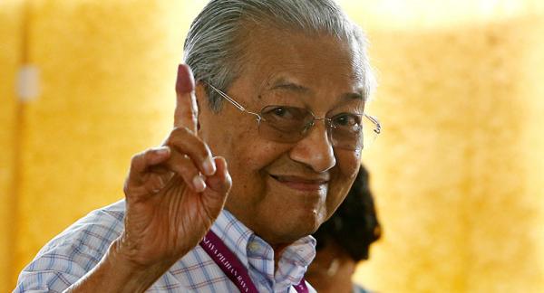 استقالة رئيس وزراء ماليزيا مهاتير محمد بشكل مفاجئ