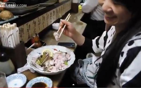 بالفيديو.. فتاة يابانية تأكل ضفدعا ضخما بعد ذبحه