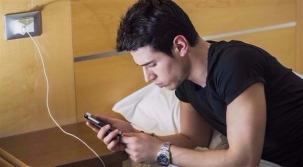دراسة: 4 من كل عشرة ألمان يطالعون هواتفهم الذكية عند النوم