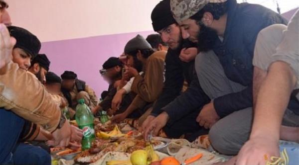 بالصور: داعش يحتفي بمقاتليه "بالموائد الفارهة"