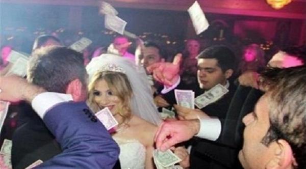 الأتراك يلجأون إلى الدولار المزيف للتباهي في الأعراس