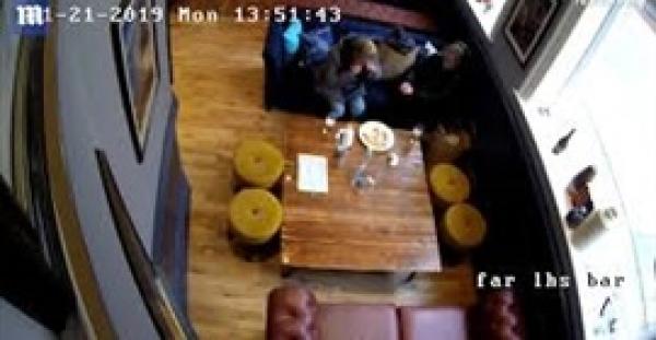 كاميرا مراقبة تفضح امرأتين وضعتا شعرا في البيتزا للحصول على تعويض (فيديو)