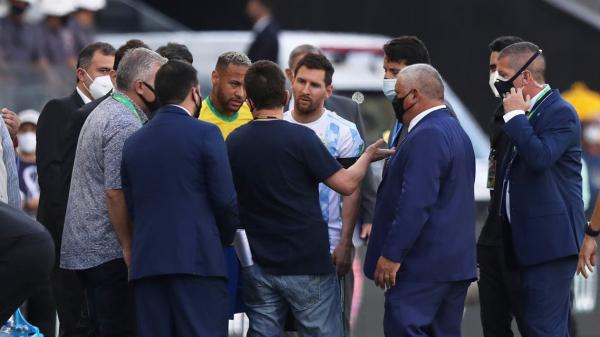مهزلة .. مسؤولو الصحة يوقفون مباراة البرازيل والأرجنتين بسبب 4 لاعبين!