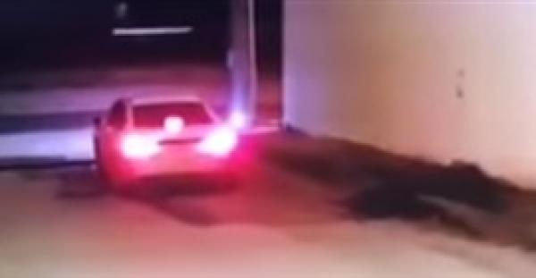 لحظة هروب خادمة من منزل كفيلها السعودي بعد سرقته (فيديو)