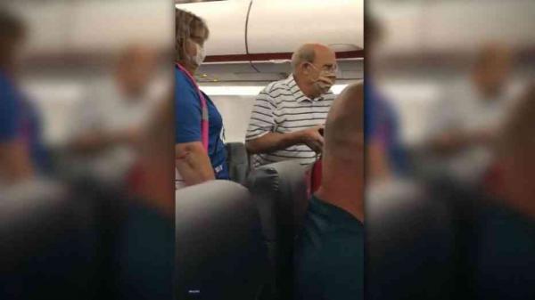 شركة طيران تطرد راكباً مسنا طلب من مضيفة ارتداء الكمامة(فيديو)
