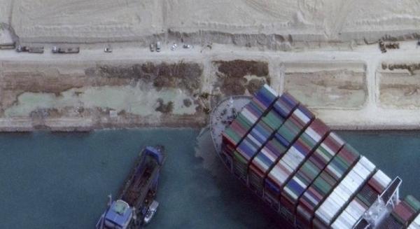 مصر: بدء تعويم سفينة الحاويات الجانحة في قناة السويس (فيديو)