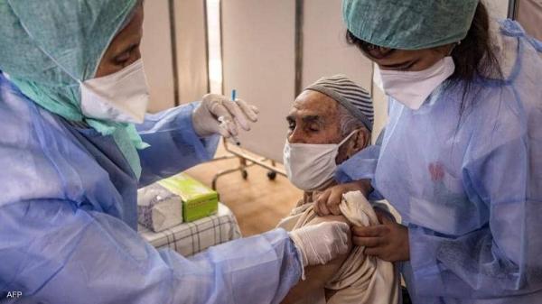 الخبير المغربي "الطيب حمضي" يدعو المواطنين فوق سن ال40 للإسراع إلى تلقي اللقاح ويقارن بين عدد وفيات بريطانيا وروسيا