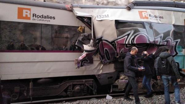 بالفيديو.. مقتل شخص وإصابة 8 آخرين في تصادم قطارين ضواحي برشلونة
