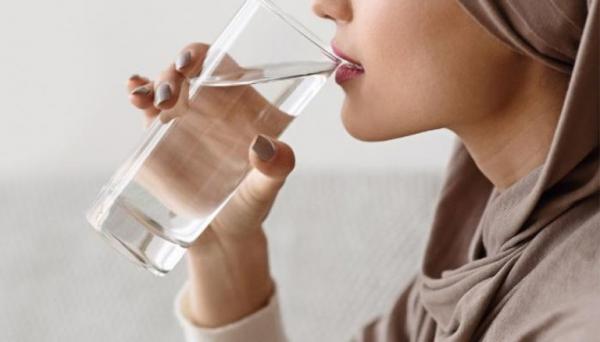 أفضل وقت لشرب الماء في رمضان.. والكمية المناسبة منه