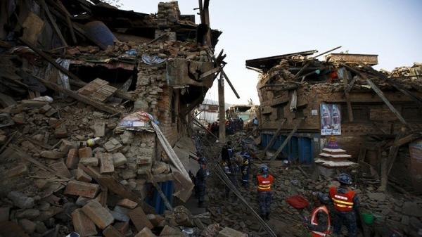 بالفيديو.. سقوط مبنى على المارة بسبب "زلزال نيبال"