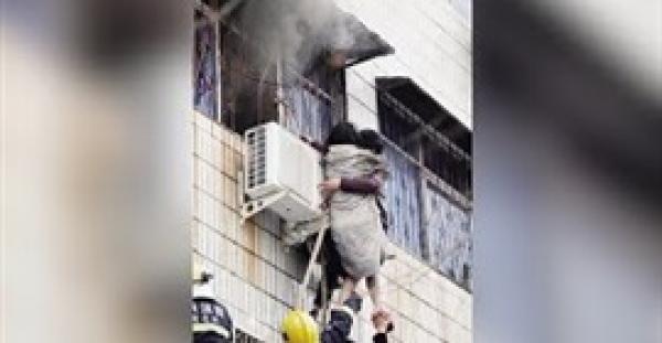 رجل شجاع ينقذ امرأة حامل من حريق شقة (فيديو)