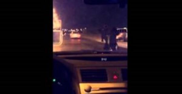 بالفيديو.. فتاة سعودية تلقى نفسها من سيارة خاطفها أمام نقطة تفتيش