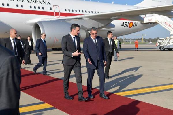 رئيس الحكومة الإسبانية يحل بالمغرب على رأس وفد هام