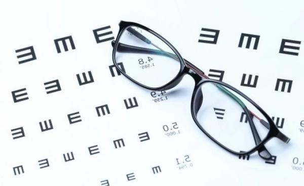 ما تأثير النظارات غير الطبية على صحة العين؟ إختصاصي في طب العيون يجيب