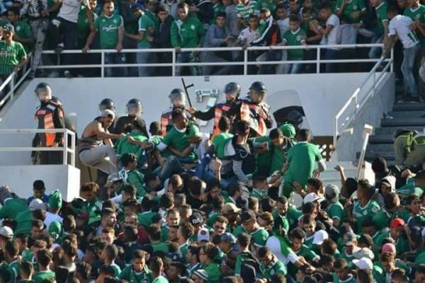 اشتباكات بين الشرطة و الجماهير الرجاوية في الملعب و انباء عن اصابات (صور)