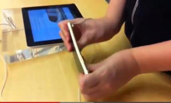 بالفيديو: مراهقان يثبتان إمكانية ثني آي فون 6 في متجر لأبل