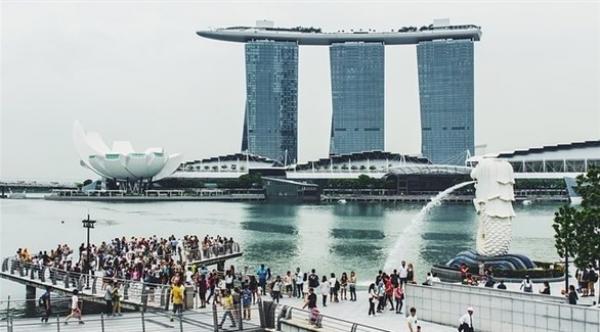 سنغافورة تهدي مواطنيها 300 دولار لكل شخص