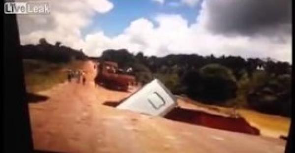 بالفيديو.. لحظة ابتلاع حفرة لحافلة ضخمة في أقل من دقيقة