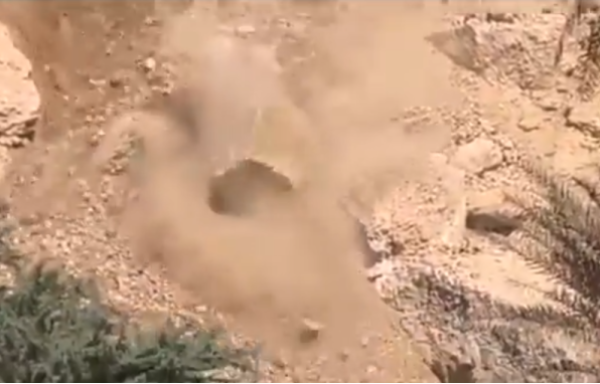 لحظات مرعبة لتصدع جبال وادي دوعن في اليمن(فيديو)