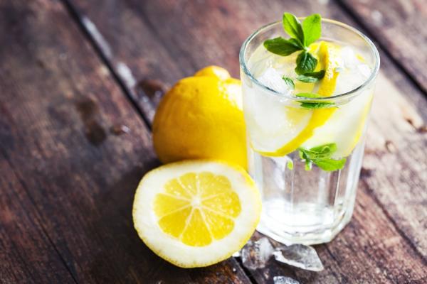 فوائد صحية غير متوقعة لشراب الليمون مع الماء