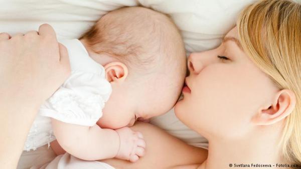كيف يجد حديثو الولادة طريقهم لحلمة الثدي؟