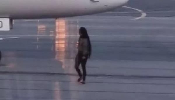 القبض على امرأة حاولت مطاردة طائرة على مدرج المطار