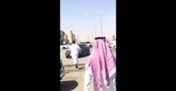 بالفيديو.. لحظة القبض على شاب سعودي امتدح «داعش» في مسجد بالرياض
