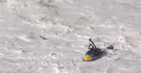 لقطات مذهلة لمتزلج يصارع موجات عملاقة (فيديو)