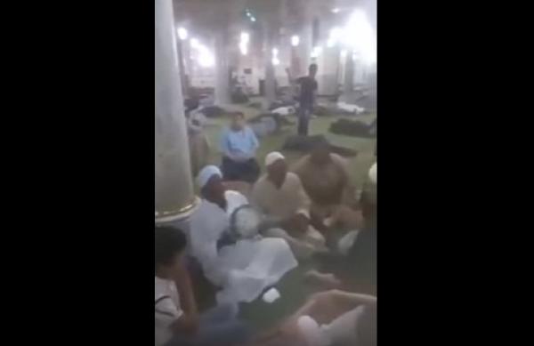 بالفيديو: ضجة بسبب غناء وضرب على الدف داخل أحد بيوت الله