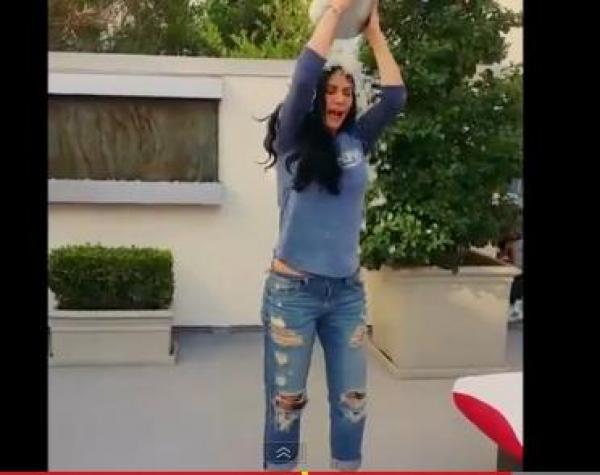 بالفيديو: هيفاء وهبي تخوض "تحدي الدلو المثلّج"