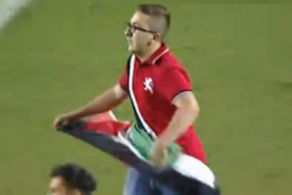 بالفيديو : مشجع يقتحم مباراة ريال مدريد وروما حاملا علم فلسطين 