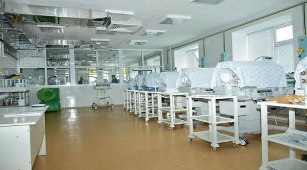 السلطات الكازاخستانية تقبض على طبيبين وممرضة توليد بسبب وضع طفلة في ثلاجة الموتى وهي حية
