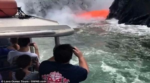 بالفيديو: أطنان من الحمم البركانية تفاجئ السياح في عرض البحر