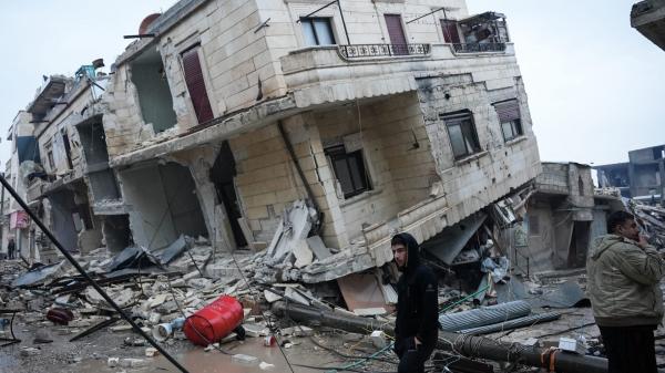 بالفيديو.. أسرة مغربية تَستغيث من تحت أنقاض زلزال تركيا