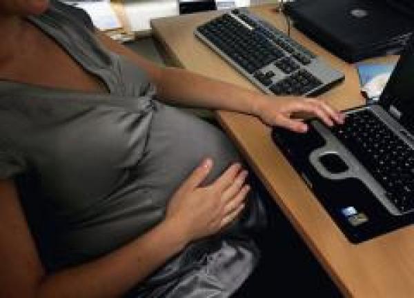 بنكيران يتضامن مع الموظفات : 3 أشهر غير كافية كرخصة للولادة