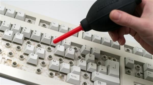 طريقة تنظيف لوحة المفاتيح والشاشات