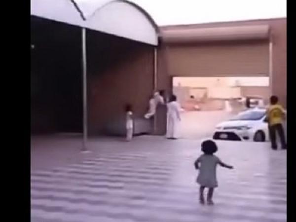 بالفيديو..سيارة سعودية تدهس طفلة وتخرج "سليمة"