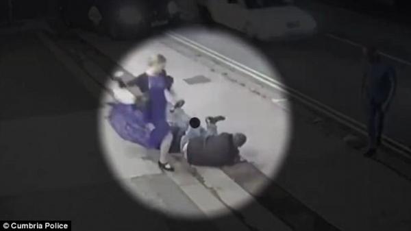 بالفيديو .. امرأة وشقيقيها يهاجمان المارة خارج ملهى ليلي