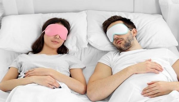 ارتداء قناع العينين أثناء النوم يساعد في الشعور بمزيد من اليقظة في النهار
