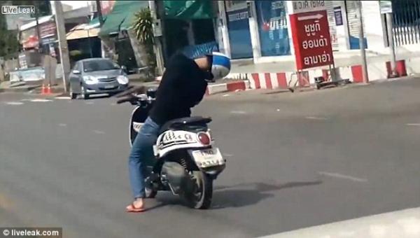 بالفيديو: رجل يقود دراجة نارية وهو نائم.. والنتيجة؟