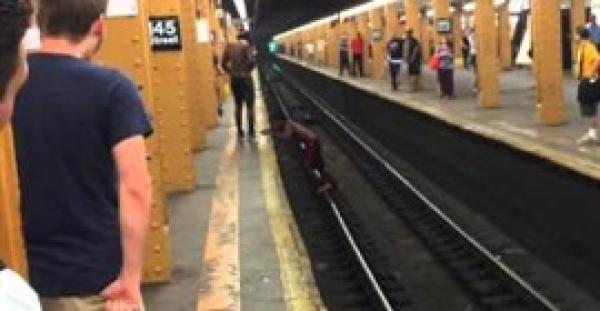 بالفيديو.. شاب متهور يقفز أمام القطار.. وينال عقابا قاسيا