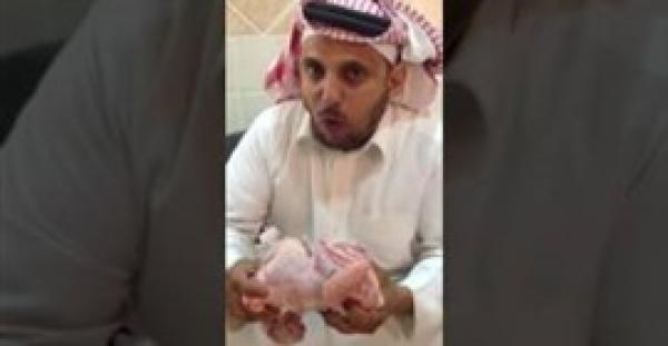 بالفيديو.. لقطات مثيرة لرجل يأكل دجاجة نيئة